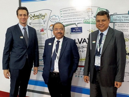印度Solvay Specialties董事总经理阿姆兰·达斯,印度Polymers & Specialties公司董事总经理吉特·古玛·巴里霍克和索尔维(中国)亚太区副总裁伯特德·劳斯恩(Bertrand Lousteau)。 印度Solvay Specialties董事总经理阿姆兰·达斯,印度Polymers & Specialties公司董事总经理吉特·古玛·巴里霍克和索尔维(中国)亚太区副总裁伯特德·劳斯恩(Bertrand Lousteau)。