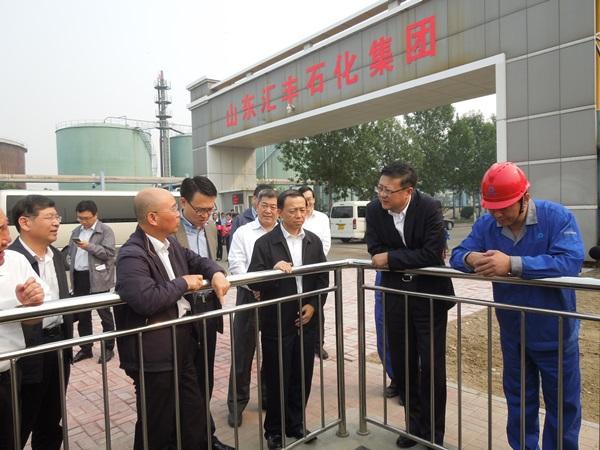 2015年10月15日,时任环境保护部部长陈吉宁现场调研汇丰石化污染治理及环境安全管理情况。 2015年10月15日,时任环境保护部部长陈吉宁现场调研汇丰石化污染治理及环境安全管理情况。