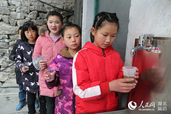 团省委牵线搭桥湖北鹤峰县所有中小学生都喝上直饮水 团省委牵线搭桥湖北鹤峰县所有中小学生都喝上直饮水