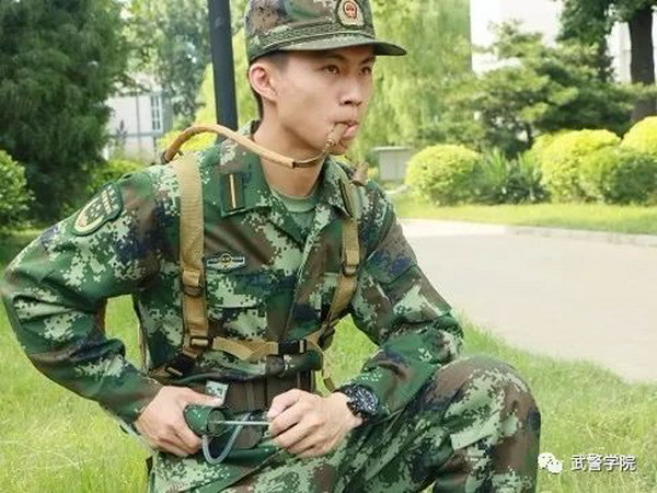 武警学院设计开发出“单兵野外反渗透滤水背囊系统” 武警学院设计开发出“单兵野外反渗透滤水背囊系统”