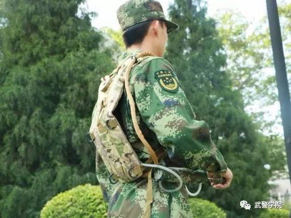 武警学院设计开发出“单兵野外反渗透滤水背囊系统” 武警学院设计开发出“单兵野外反渗透滤水背囊系统”