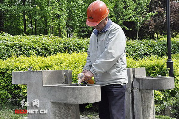 长沙河西潇湘南路湘江风光带直饮水水台(《潇湘晨报》记者 谢长贵) 长沙河西潇湘南路湘江风光带直饮水水台(《潇湘晨报》记者 谢长贵)