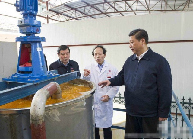 2013年11月4日,习总书记来到中南大学国家重金属污染防治工程技术研究中心视察。中心主任柴立元教授向总书记汇报了重金属废水处理创新技术成果。在生物制剂法处理科研产生的含有重金属废水的现场,总书记参观了中心自主研发的移动式“重金属废水生物制剂处理系统、重金属废水膜法深度脱盐与回用系统、重金属污染土壤修复中试系统”。中心实现工程化应用的“重金属废水生物制剂法深度净化新工艺”在我国最大的铅锌冶炼企业株洲冶炼集团、河南豫光金铅公司等十余家大中型企业成功应用,年回用重金属废水1210万立方米,减排有害金属汞、砷、铅、锌、镉等重金属110多吨/年,年创效节支数亿元,被列于国家先进污染防治示范技术名录。 2013年11月4日,习总书记来到中南大学国家重金属污染防治工程技术研究中心视察。中心主任柴立元教授向总书记汇报了重金属废水处理创新技术成果。在生物制剂法处理科研产生的含有重金属废水的现场,总书记参观了中心自主研发的移动式“重金属废水生物制剂处理系统、重金属废水膜法深度脱盐与回用系统、重金属污染土壤修复中试系统”。中心实现工程化应用的“重金属废水生物制剂法深度净化新工艺”在我国最大的铅锌冶炼企业株洲冶炼集团、河南豫光金铅公司等十余家大中型企业成功应用,年回用重金属废水1210万立方米,减排有害金属汞、砷、铅、锌、镉等重金属110多吨/年,年创效节支数亿元,被列于国家先进污染防治示范技术名录。