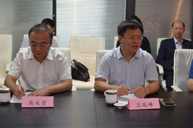 临汾市政府副市长王延峰,翼城县委副书记、县长高永贤出席签约仪式。 临汾市政府副市长王延峰,翼城县委副书记、县长高永贤出席签约仪式。