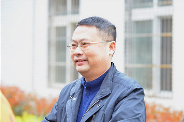 宁波市城管局供排水集团董事长柳成荫一路陪同市民探访 宁波市城管局供排水集团董事长柳成荫一路陪同市民探访