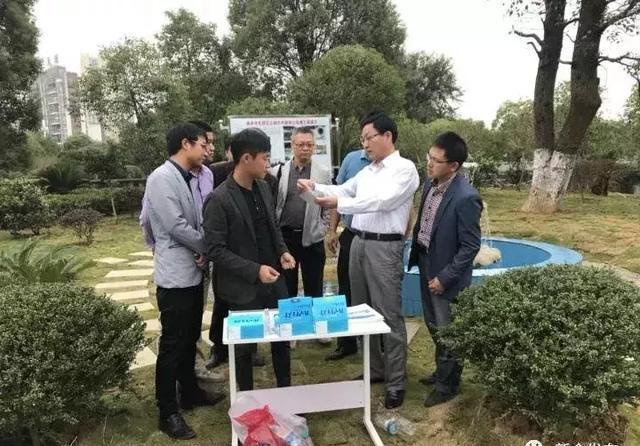 2017年10月13日,新余市水务局二十多名党员干部来到湿地公园分布式污水处理示范点——一个欧式风格的喷水景观装置,零距离见证污水变清的全过程。江西金达莱环保股份有限公司项目负责人王延龙介绍,这里的分布式污水处理模式采用金达莱公司FMBR膜技术污水处理工艺,经过处理后的出水水质可以达到《城镇污水处理厂污染物排放标准》中一级A标准。 2017年10月13日,新余市水务局二十多名党员干部来到湿地公园分布式污水处理示范点——一个欧式风格的喷水景观装置,零距离见证污水变清的全过程。江西金达莱环保股份有限公司项目负责人王延龙介绍,这里的分布式污水处理模式采用金达莱公司FMBR膜技术污水处理工艺,经过处理后的出水水质可以达到《城镇污水处理厂污染物排放标准》中一级A标准。