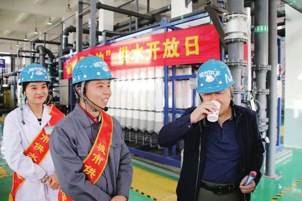 3月22日是第26届世界水日,也是第31个中国水周首日,海勃湾城市供水有限公司以此为契机,开展了主题“我们就在您身边”的供水开放日活动。活动当天,市民参观了海勃湾城市供水有限公司南部净水厂。 3月22日是第26届世界水日,也是第31个中国水周首日,海勃湾城市供水有限公司以此为契机,开展了主题“我们就在您身边”的供水开放日活动。活动当天,市民参观了海勃湾城市供水有限公司南部净水厂。