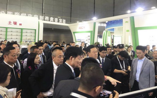 农业农村部于康震副部长一行在论坛上就青岛天人环境股份有限公司大数据平台进行参观指导 农业农村部于康震副部长一行在论坛上就青岛天人环境股份有限公司大数据平台进行参观指导