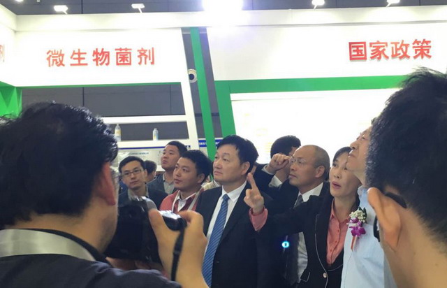 农业农村部于康震副部长一行在论坛上就青岛天人环境股份有限公司大数据平台进行参观指导 农业农村部于康震副部长一行在论坛上就青岛天人环境股份有限公司大数据平台进行参观指导