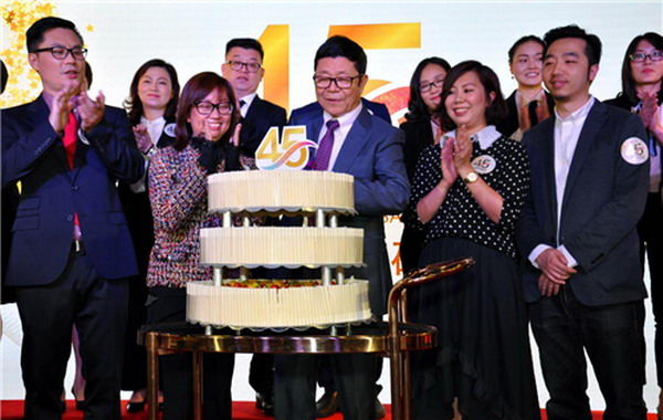4月26日,雅芳婷在其位于深圳的营销中心举办盛大活动,庆贺企业45周年华诞。 4月26日,雅芳婷在其位于深圳的营销中心举办盛大活动,庆贺企业45周年华诞。