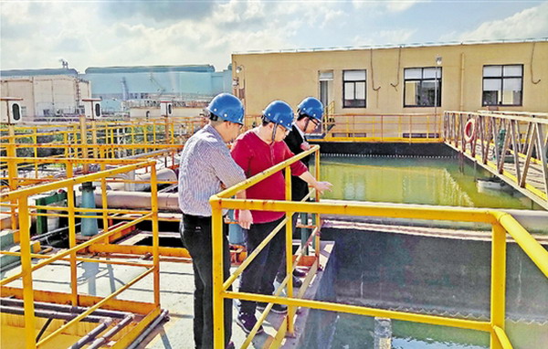 技术攻关组成员在污水深度处理项目现场勘查 技术攻关组成员在污水深度处理项目现场勘查
