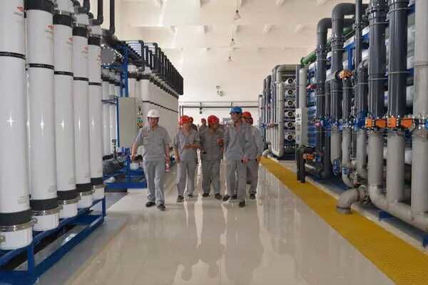 敬业集团污水零排放项目由中冶赛迪工程技术股份有限公司总承包建设,2014年9月1日开工,2015年5月31日竣工。污水处理中心建有调节池、高效沉淀池、V型滤池、反渗透处理等设施,反渗透处理系统采用世界最先进的美国陶氏RO膜,日处理污水3.6万立方米。2015年6月2日,污水处理中心正式进入试运行阶段。 敬业集团污水零排放项目由中冶赛迪工程技术股份有限公司总承包建设,2014年9月1日开工,2015年5月31日竣工。污水处理中心建有调节池、高效沉淀池、V型滤池、反渗透处理等设施,反渗透处理系统采用世界最先进的美国陶氏RO膜,日处理污水3.6万立方米。2015年6月2日,污水处理中心正式进入试运行阶段。