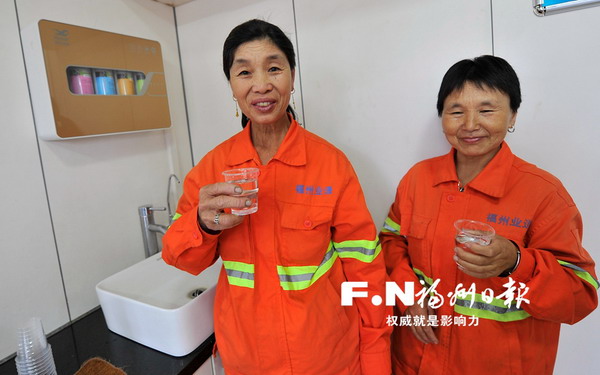 环卫工人通过深水海纳净水器饮用直饮水