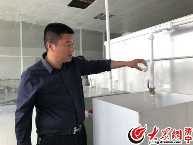 企业负责人向记者展示经过处理后的粪便及污水已经非常清澈 企业负责人向记者展示经过处理后的粪便及污水已经非常清澈