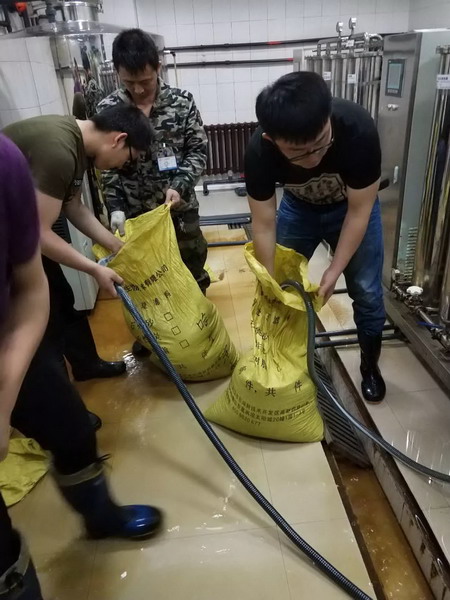 哈尔滨市长江肾病医院为透析科RO水处理系统更换滤料 哈尔滨市长江肾病医院为透析科RO水处理系统更换滤料
