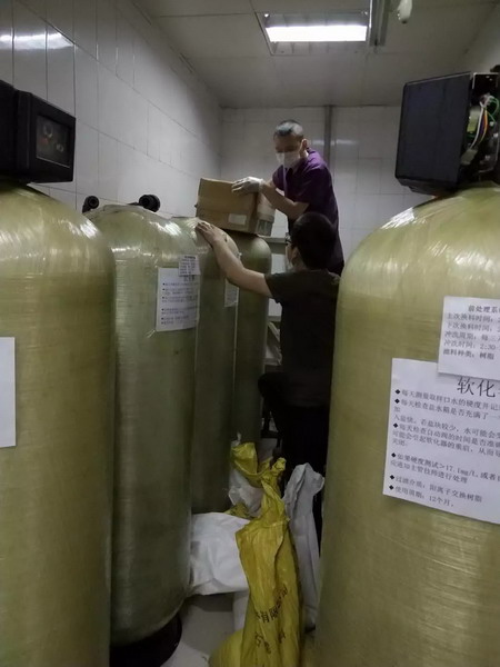 哈尔滨市长江肾病医院为透析科RO水处理系统更换滤料 哈尔滨市长江肾病医院为透析科RO水处理系统更换滤料