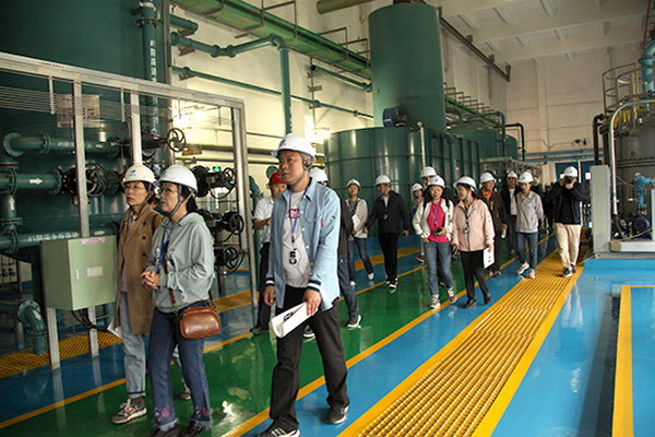 华电土右电厂环保设施投入及其成就令参观者叹为观止 华电土右电厂环保设施投入及其成就令参观者叹为观止