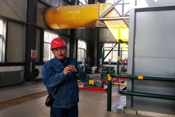 兰州石化公司环境监测与管理部部长张建军在污水处理厂介绍污水处理原理 兰州石化公司环境监测与管理部部长张建军在污水处理厂介绍污水处理原理