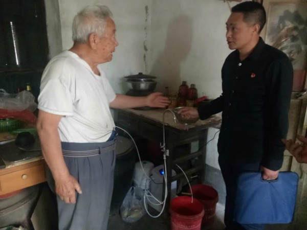 驻村“第一书记”为营里村贫困户免费安装20台净水器 驻村“第一书记”为营里村贫困户免费安装20台净水器