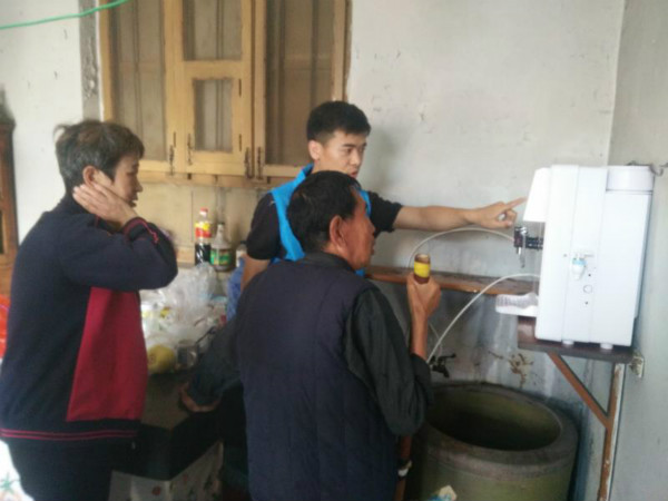 驻村“第一书记”为营里村贫困户免费安装20台净水器 驻村“第一书记”为营里村贫困户免费安装20台净水器
