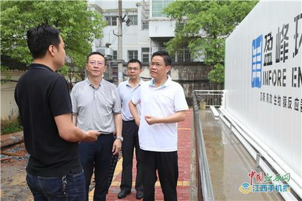 刘建中一行在横板污水处理站现场 刘建中一行在横板污水处理站现场