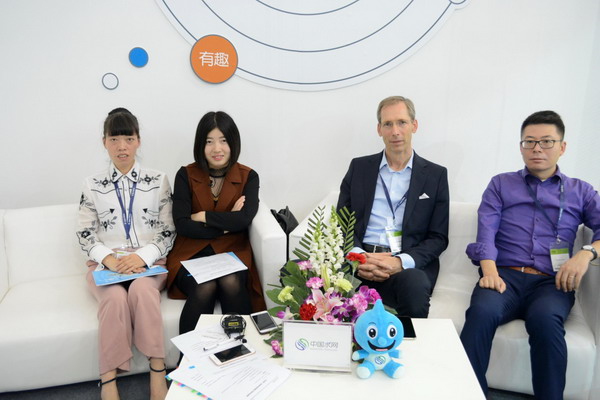 左一为谢军英、右二为马库斯·贝克曼(Markus Beckmann)、右一为李方越 左一为谢军英、右二为马库斯·贝克曼(Markus Beckmann)、右一为李方越