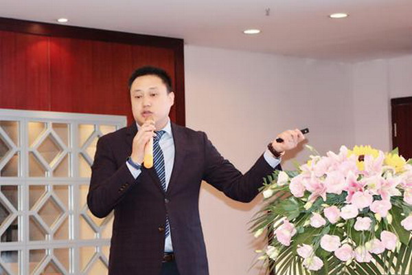 三菱化学可菱水部门营业经理陈鸣非先生做新品推介