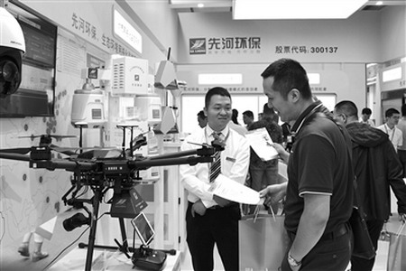 图为CIEPEC2018展会上,环保公司向参观者展示最新的环保技术设备。(赵晓宇摄) 图为CIEPEC2018展会上,环保公司向参观者展示最新的环保技术设备。(赵晓宇摄)