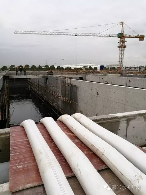 图为联合污水处理公司污水处理提标改造工程在建最大单体MBR合建池于2016年10月31日进行满水试验。 图为联合污水处理公司污水处理提标改造工程在建最大单体MBR合建池于2016年10月31日进行满水试验。