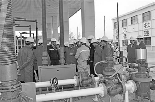 大气污染防治法执法检查组查看曹家堡油库油气回收装置 大气污染防治法执法检查组查看曹家堡油库油气回收装置