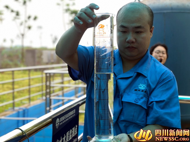 资阳市第二污水处理厂消毒处理后取出的水清澈透亮 资阳市第二污水处理厂消毒处理后取出的水清澈透亮