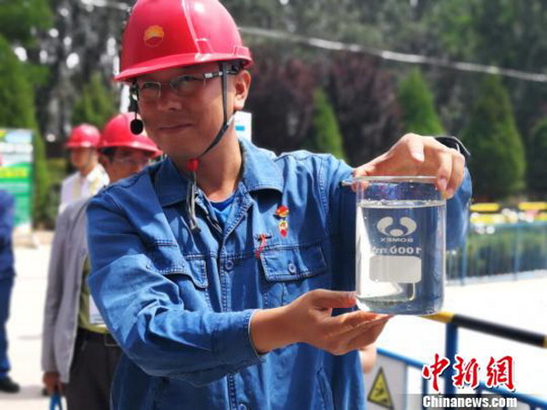 兰州石化公司污水处理厂经过处理的污水干净透明,已达到纯净水标准。 兰州石化公司污水处理厂经过处理的污水干净透明,已达到纯净水标准。