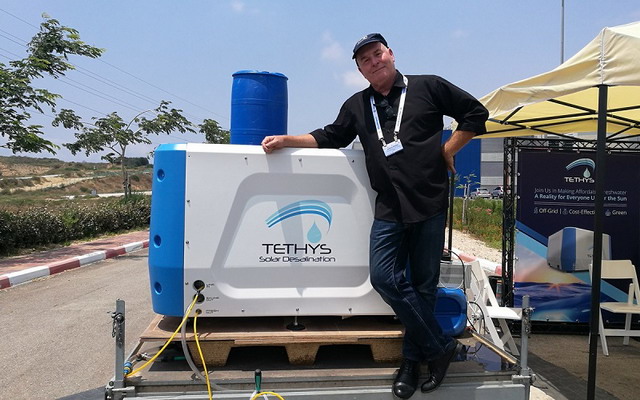 TETHYS公司阿尔特曼先生与仅利用太阳能就可将海水、废水等转化成饮用水的TSD-4装置 TETHYS公司阿尔特曼先生与仅利用太阳能就可将海水、废水等转化成饮用水的TSD-4装置