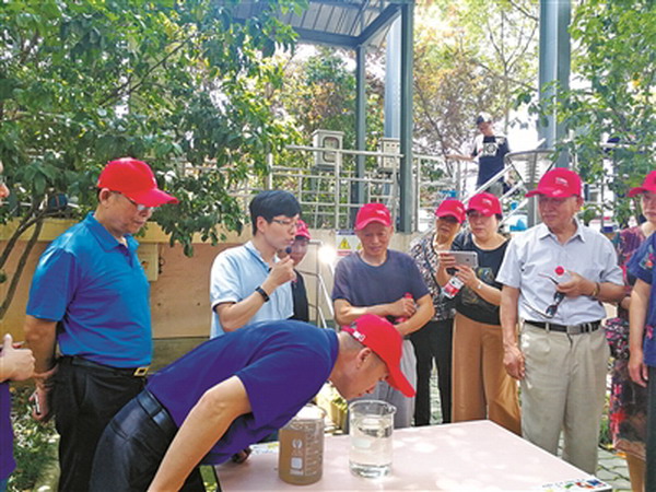 生活污水经过深度处理产出透明无味再生水。参观污水处理厂市民好奇地近距离观察再生水(刘波 摄) 生活污水经过深度处理产出透明无味再生水。参观污水处理厂市民好奇地近距离观察再生水(刘波 摄)