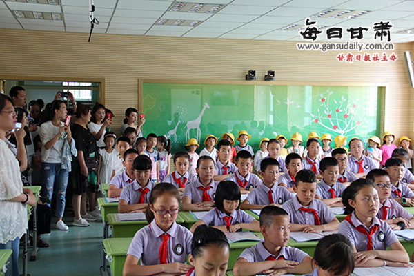 教学楼每层设直饮水兰州飞天小学举行校园开放日活动 教学楼每层设直饮水兰州飞天小学举行校园开放日活动