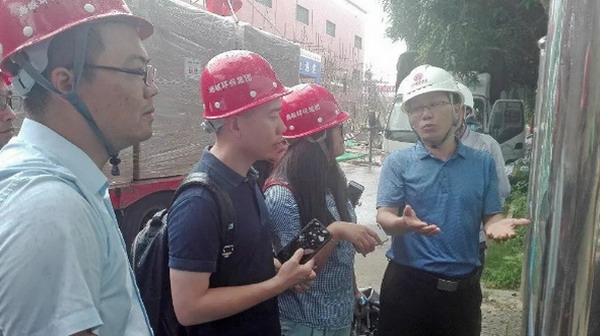 中信环境技术洋里提标改造项目经理袁足华正在向《福州日报》记者介绍MBR工艺及其应用及洋里污水厂水处理流程,入厂污水经粗格栅、细格栅、生物反应池的层层“拦截”,最后进入膜处理车间,通过膜生物反应器的净化,紫外线消毒后,就能排入光明港。“和传统沉淀池比,膜处理能高效分离,让悬浮物和浊度大大降低。”袁足华指出,“该工艺不仅占地面积小,且处理后的尾水可直接作为园林绿化用水、景观用水、路面喷洒用水等。”这些膜生物反应器都能“服役”5~10年,在行业也是处于领先水平的。 中信环境技术洋里提标改造项目经理袁足华正在向《福州日报》记者介绍MBR工艺及其应用及洋里污水厂水处理流程,入厂污水经粗格栅、细格栅、生物反应池的层层“拦截”,最后进入膜处理车间,通过膜生物反应器的净化,紫外线消毒后,就能排入光明港。“和传统沉淀池比,膜处理能高效分离,让悬浮物和浊度大大降低。”袁足华指出,“该工艺不仅占地面积小,且处理后的尾水可直接作为园林绿化用水、景观用水、路面喷洒用水等。”这些膜生物反应器都能“服役”5~10年,在行业也是处于领先水平的。