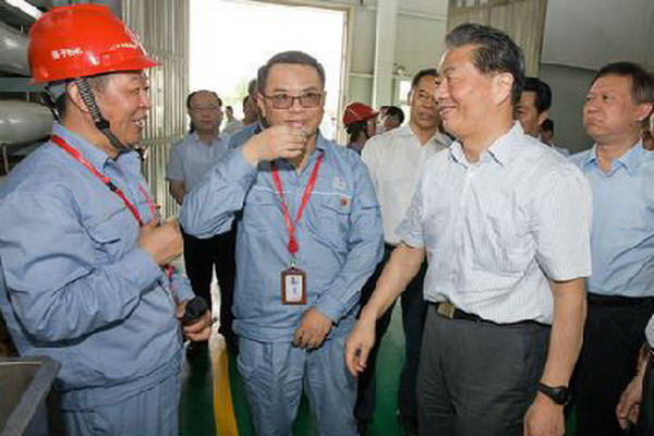 6月8日，水利部部长鄂竟平带队的检查组在扬子石化检查取、用水管理，他对扬子石化产能大幅增加，取、用水大幅持续下降表示赞赏。检查该公司的污水回用装置时，扬子石化董事长李成峰接过刚刚产出的回用水喝下，显示自己对公司污水回用水的信心。