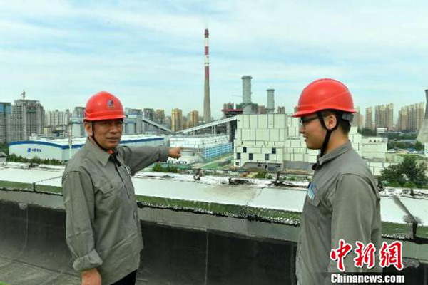 郭明奎(左)正在介绍该公司重要节水措施 郭明奎(左)正在介绍该公司重要节水措施