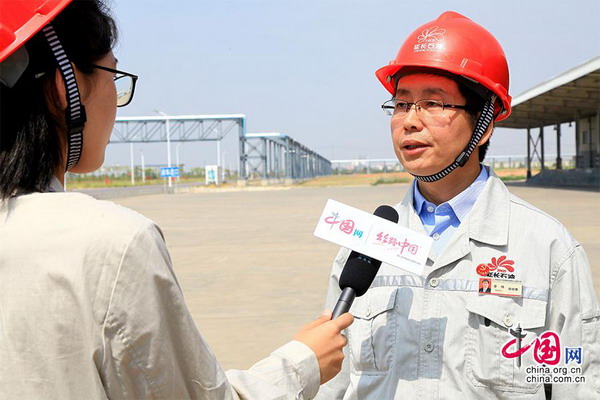 陕西延长中煤榆林能源化工有限公司总经理李伟接受“让世界倾听陕西声音”采访团记者采访（安鑫 摄）