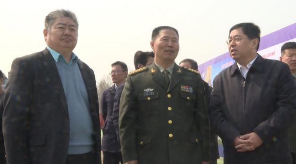 3月21日,大树达孚食品工业园(中国肽谷·高新区医养健康食品产业园)年产30万吨大米蛋白肽特膳市新旧动能转换重点项目开工。大树集团董事长李玉岭(左一)与市委常委、菏泽军分区政委宋涛,市政府党组成员、高新区党工委书记郭保存,高新区领导班子成员等一同出席开工仪式。 3月21日,大树达孚食品工业园(中国肽谷·高新区医养健康食品产业园)年产30万吨大米蛋白肽特膳市新旧动能转换重点项目开工。大树集团董事长李玉岭(左一)与市委常委、菏泽军分区政委宋涛,市政府党组成员、高新区党工委书记郭保存,高新区领导班子成员等一同出席开工仪式。