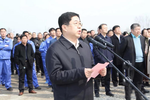菏泽高新区党工委书记郭保存在开工仪式上汇报了即将开工的建设项目情况。 菏泽高新区党工委书记郭保存在开工仪式上汇报了即将开工的建设项目情况。