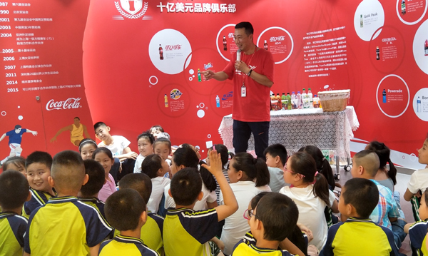 孩子们参观水处理生产线,亲身感受“自来水”变“净水”的神奇。 孩子们参观水处理生产线,亲身感受“自来水”变“净水”的神奇。