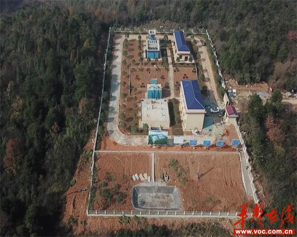 邵阳县黄荆乡大塘垅集中供水工程。始建于2006年,水源为大塘垅水库,2017年进行改造升级,供水范围覆盖12个行政村和2所中小学,供水人口17199人,供水规模1580立方米/日。于2018年元月通水试运行,工程总投资1866.36万元。 邵阳县黄荆乡大塘垅集中供水工程。始建于2006年,水源为大塘垅水库,2017年进行改造升级,供水范围覆盖12个行政村和2所中小学,供水人口17199人,供水规模1580立方米/日。于2018年元月通水试运行,工程总投资1866.36万元。