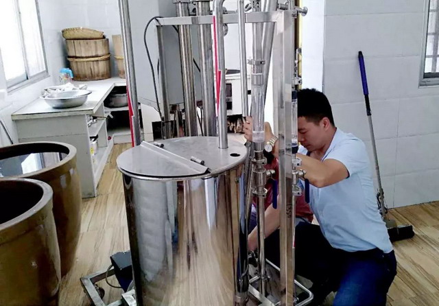 房县黄酒和发酵产业局工作人员正与设备供应商积极联系,全力解决该设备保养维护繁琐、耗时的问题,力争九月底前解决此问题,计划2018年底全面推向市场。(图片来源:今日房县网通讯员 卢扬成 叶小侠) 房县黄酒和发酵产业局工作人员正与设备供应商积极联系,全力解决该设备保养维护繁琐、耗时的问题,力争九月底前解决此问题,计划2018年底全面推向市场。(图片来源:今日房县网通讯员 卢扬成 叶小侠)