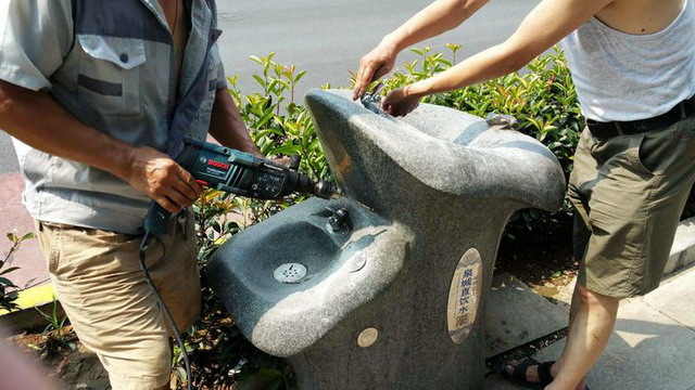泉城济南街头泉水直饮装置被加装控制水流的扫码装置