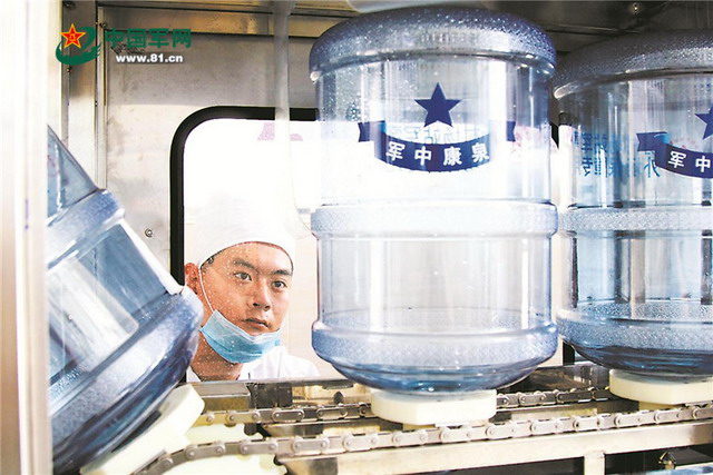 空军后勤部解决一线部队用水难年底完成20座水站建设 空军后勤部解决一线部队用水难年底完成20座水站建设