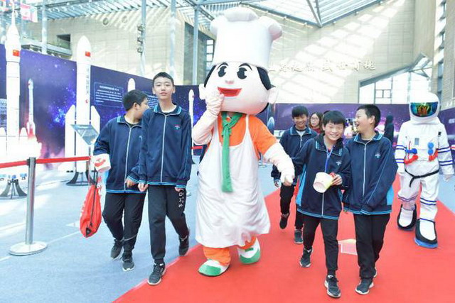 航天精神中华行暨康师傅食品安全科普展与小朋友互动 航天精神中华行暨康师傅食品安全科普展与小朋友互动