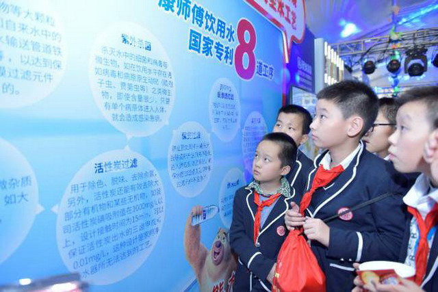 航天精神中华行暨康师傅食品安全科普展与小朋友互动 航天精神中华行暨康师傅食品安全科普展与小朋友互动