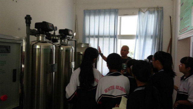 怀化市怀铁二中科技活动小组走进学校直饮水车间观摩 怀化市怀铁二中科技活动小组走进学校直饮水车间观摩