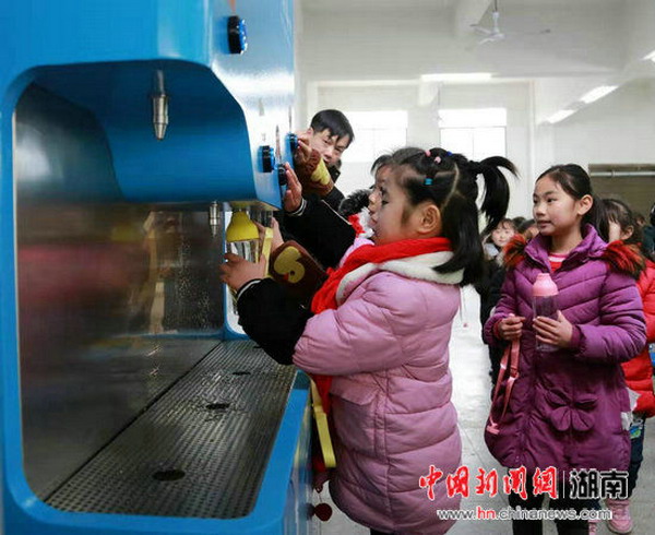 壹基金净水计划让湖南沅江市7950名学生喝上了纯净水 壹基金净水计划让湖南沅江市7950名学生喝上了纯净水